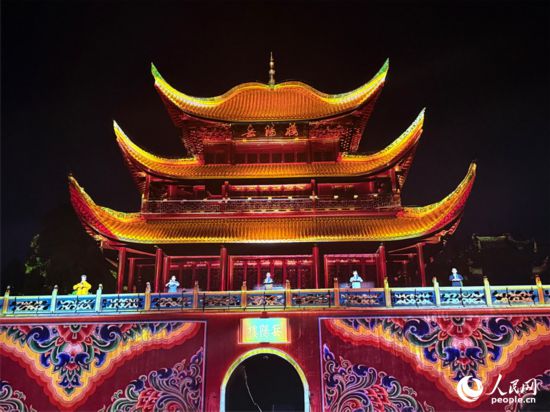光影點亮岳陽樓。人民網(wǎng)記者 吳茜薇攝
