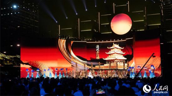 融合虛擬技術與大屏幕視覺呈現(xiàn)不同朝代的岳陽樓。人民網(wǎng)記者 吳茜薇攝