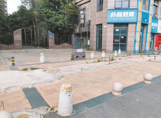 祥域小區(qū)離消防通道不遠處，設有隔離柱和石墩。