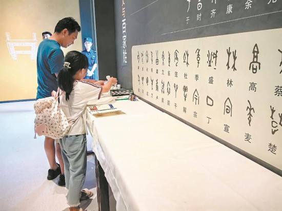 市民帶著孩子參觀展覽。